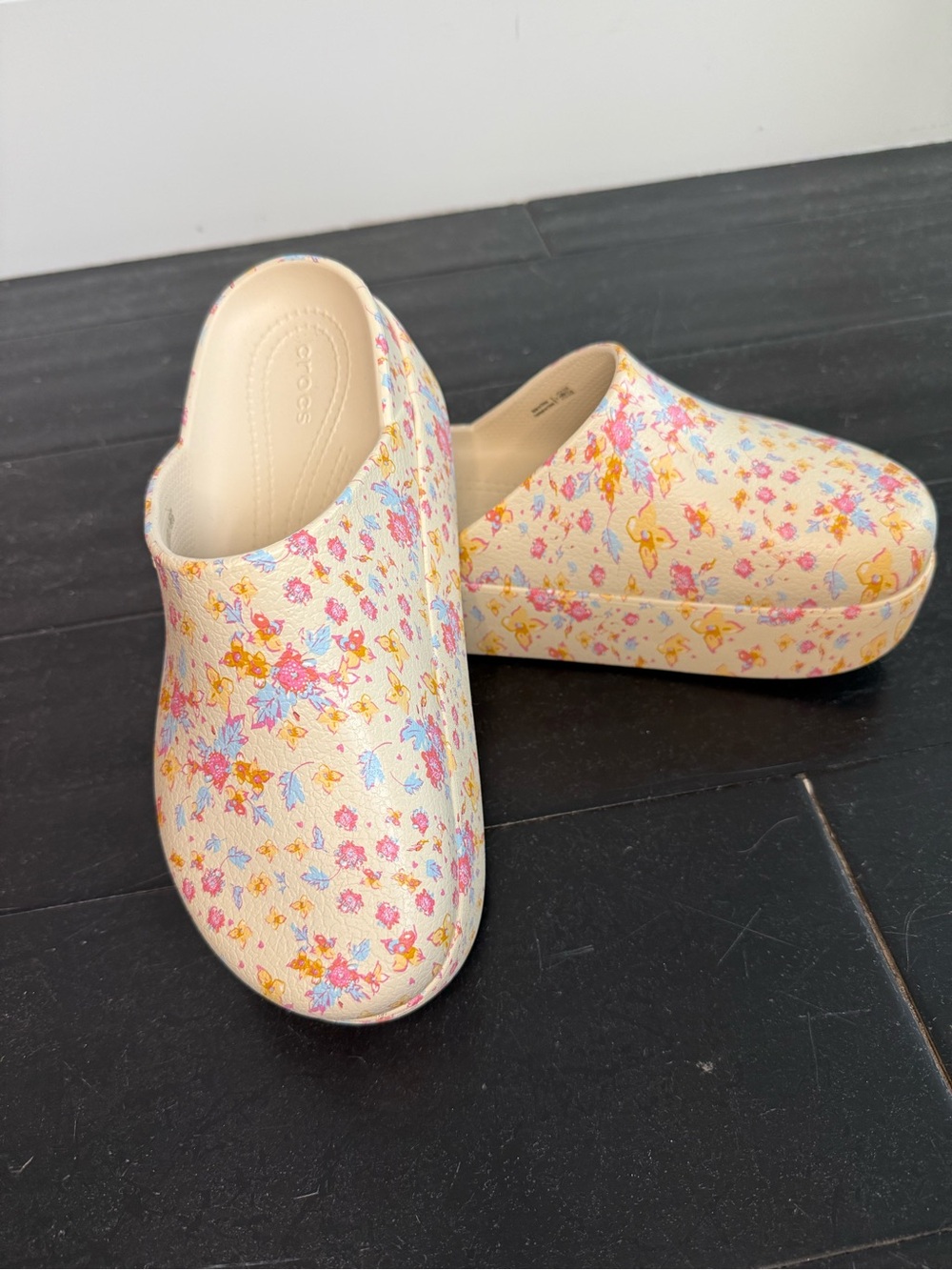 NWOT CROCS Dylan Platform Clogs - Cream Floral Print - Picture 2 of 8